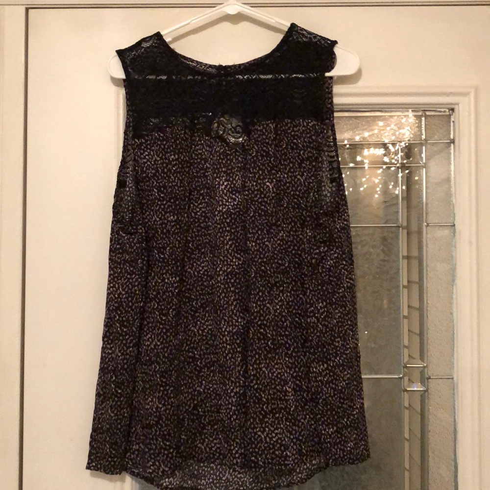 Sleeveless Black and tan print top